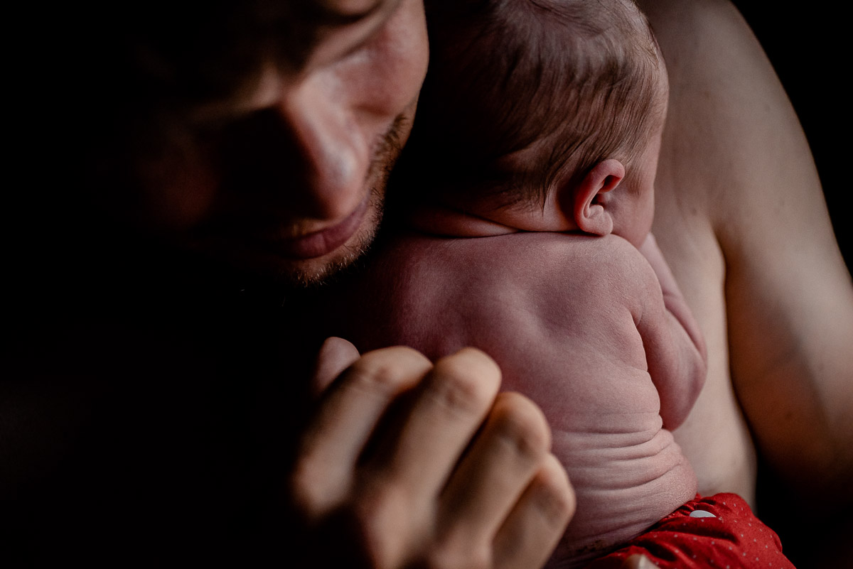 Vater mit Neugeborenen auf Arm nach Hausgeburt , dokumentiert von der Geburtsfotografin Lisa von Rekowski aus Celle