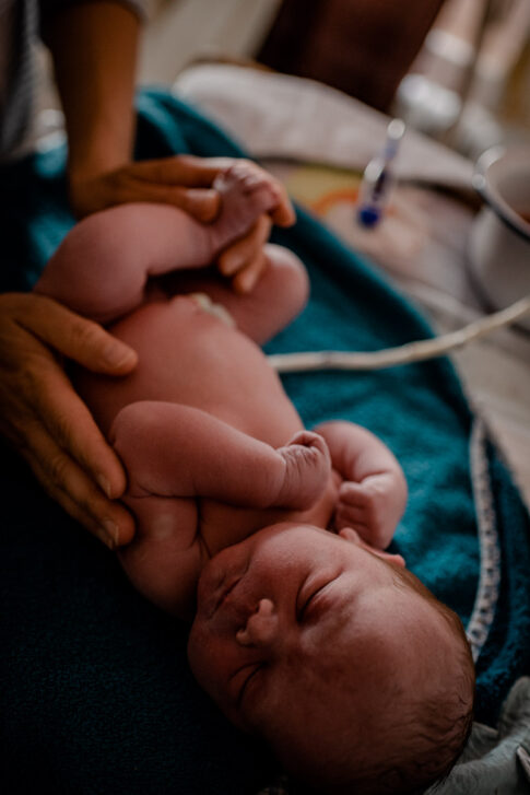 Säugling bei U1 nach Hausgeburt während der Geburtsreportage in Ilsenburg