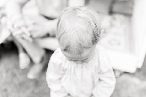 Schwarz Weiß Bild , kleines Mädchen von Oben fotografiert
