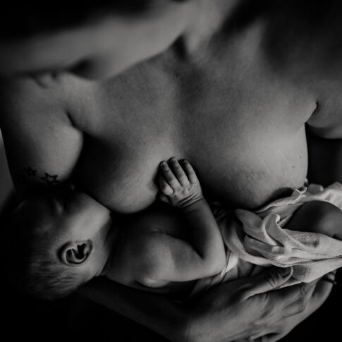 Fotografie Stillen Newbornshooting. Schwarzweißfotografie. Die Mutter stillt ihr Neugeborenes . Bild von oben