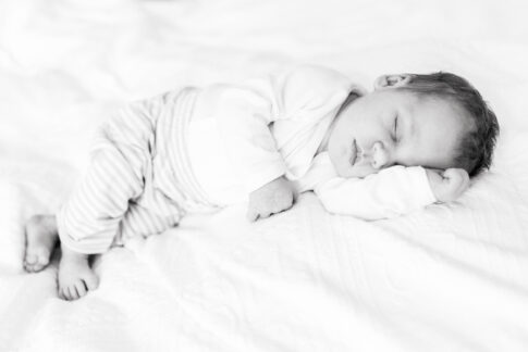 Neugeborenen Shooting in Schwarzweiß Baby schläft . Dieses Bild entstand bei einem Familienshooting von Lisa von Rekowski Fotografie in Hannover.