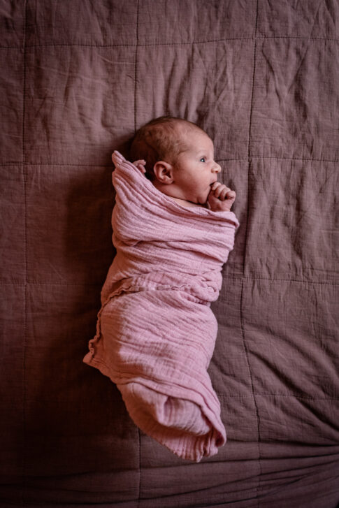 Neugeborenes auf Decke