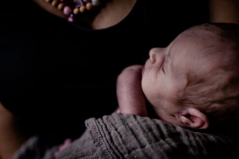 Neugeborenes beim Wochenbettshooting in Geburtsräumen von Wiebke Niemann aus Kragen Doula Celle von Lisa von Rekowski Fotografie