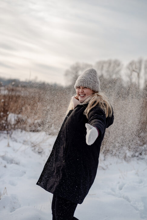 Fotoshooting im Schnee Portraits Fotos von Lisa von Rekowski Fotografie an den Dammaschwiesen in Celle