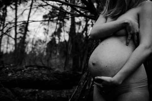 Babybauchfotografie in Celle in der Natur in schwarz weiß