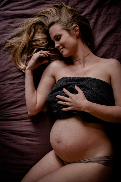 Babybauchshooting drinnen in den Geburtsräumen von Wiebke Niemann aus Celle Kragen, Doula