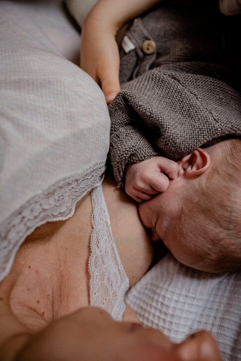 Neugeborenes bei Mama an der Brust