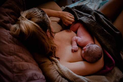 Neugeborenes nach der Geburt auf der Brust der Mutter