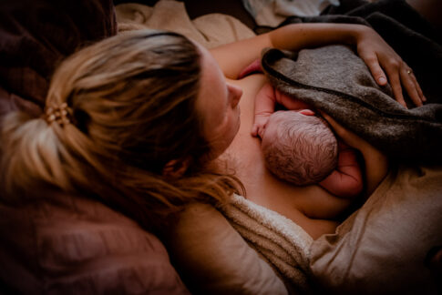 Neugeborenes nach Geburt auf Mamas Brust