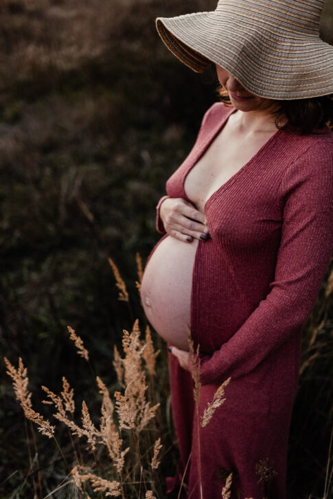 schwangere Mutter mit Hut während eines Schwangerschaftsshootings in Wolfsburg