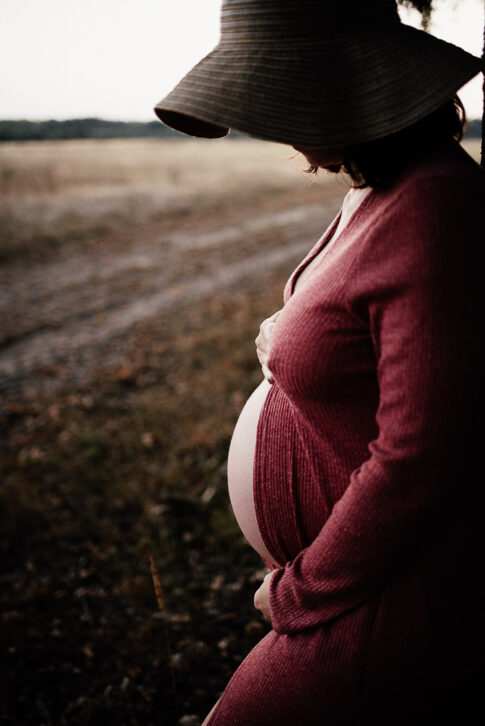 Silhouette einer werdenden Mutter bei Babybauchshooting in Wolfsburg
