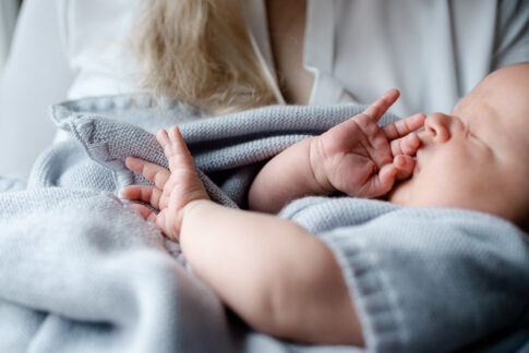Detailbild Babyhände Während Babyfotografie in Celle, Hannover, Braunschweig