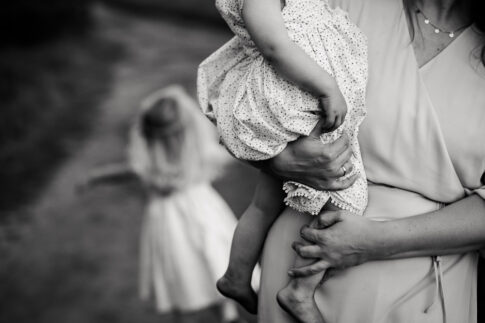 Detailshoot in schwarzweiß Mutter mit Kind auf dem Arm