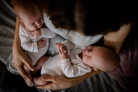 Mama hält Zwillinge im Arm bei Neugeborenen Fotografie in Celle
