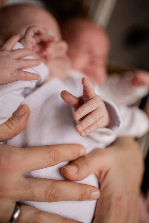 Babyhändchen von Drillingen bei Fotoshooting