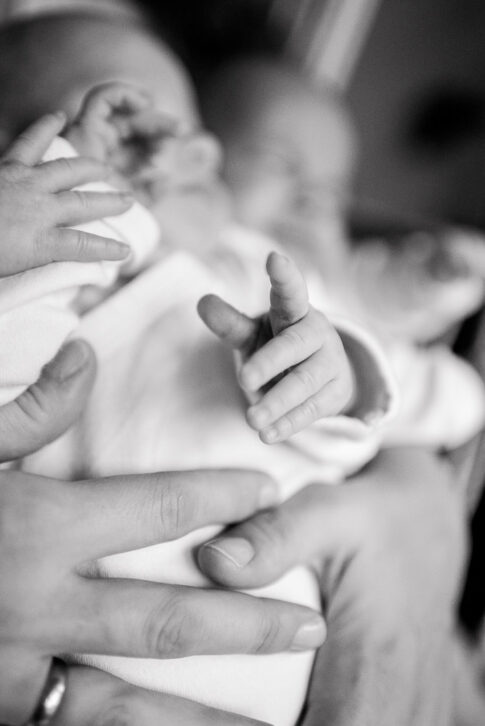Babyhände in schwarzweiß bei Newbornshooting