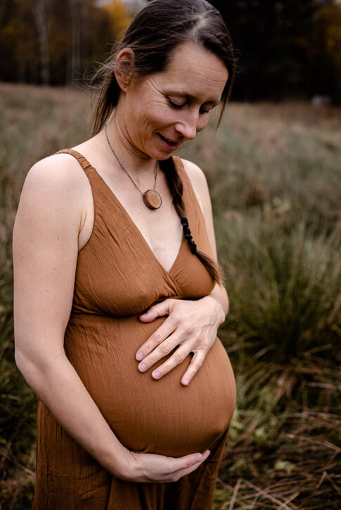 schwangere Frau im Herbst auf Wiese in Kragen bei Celle. Während eines Babybauchshootings von Lisa von Rekowski Fotografie