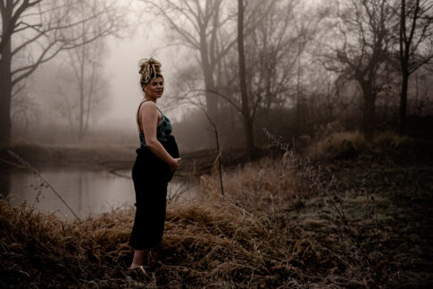Schwangere Frau vor Teich im Nebel bei Babybauchfotografie in Hannover