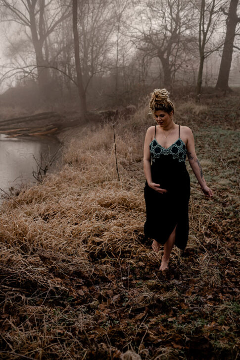 schwangere Frau spaziert am Teich im Nebel bei Babybauchshooting in Hannover