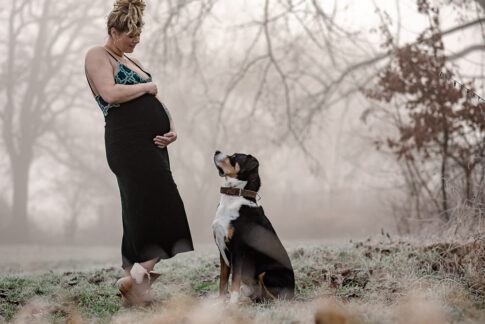 Schwangere Frau mit Hund bei Babybbauchshooting in Hannover