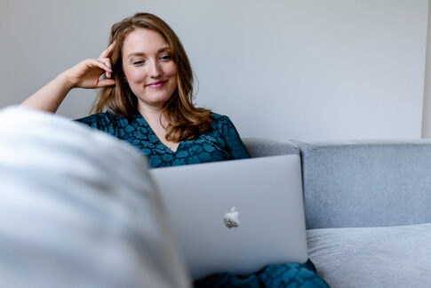 Frau sitzt mit Laptop auf Sofa und arbeitet bei einem Businessshooting in Celle bei Hannover von Lisa von Rekowski Fotografie