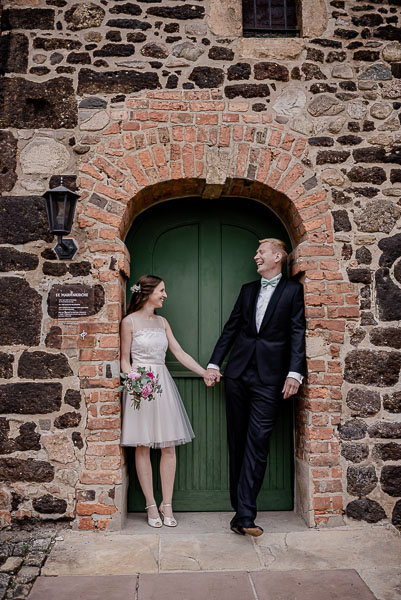 Brautpaar steht im Türbogen am Kloster Wienhausen