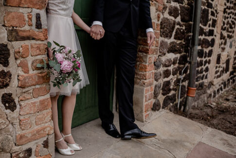 Haltende Hände des Brautpaares bei Hochzeitsfotografie in Wienhausen