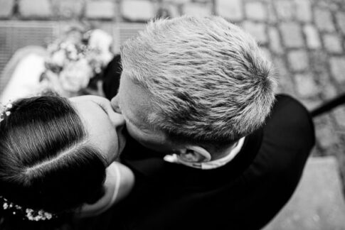 Brautpaar küsst sich bei Brautpaarshooting in Wienhausen