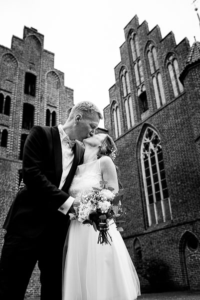 Brautpaar küsst sich vor Kloster Wienhausen