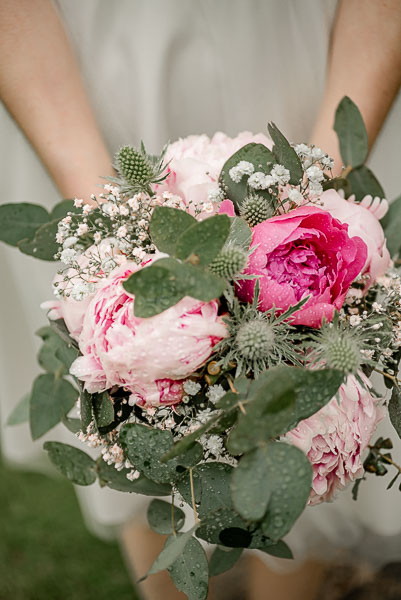 Brautstrauß Detailaufnahme mit rosa Pfingstrosen und Eukalyptus