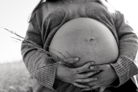 Babybauch in schwarzweiß von unten aufgenommen bei Schwangerschaftsshooting in Celle
