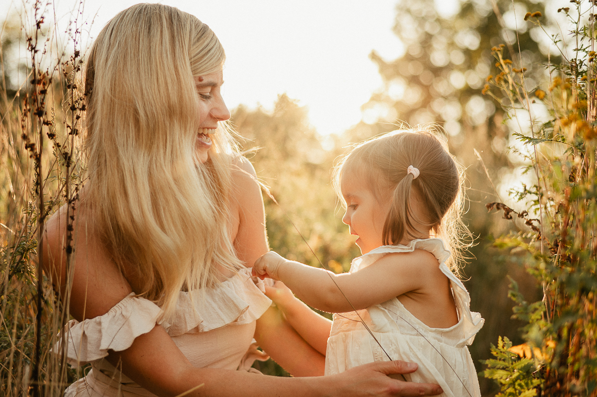 Mutter und Kind auf Wiese in Celle während eines Fotoshootings